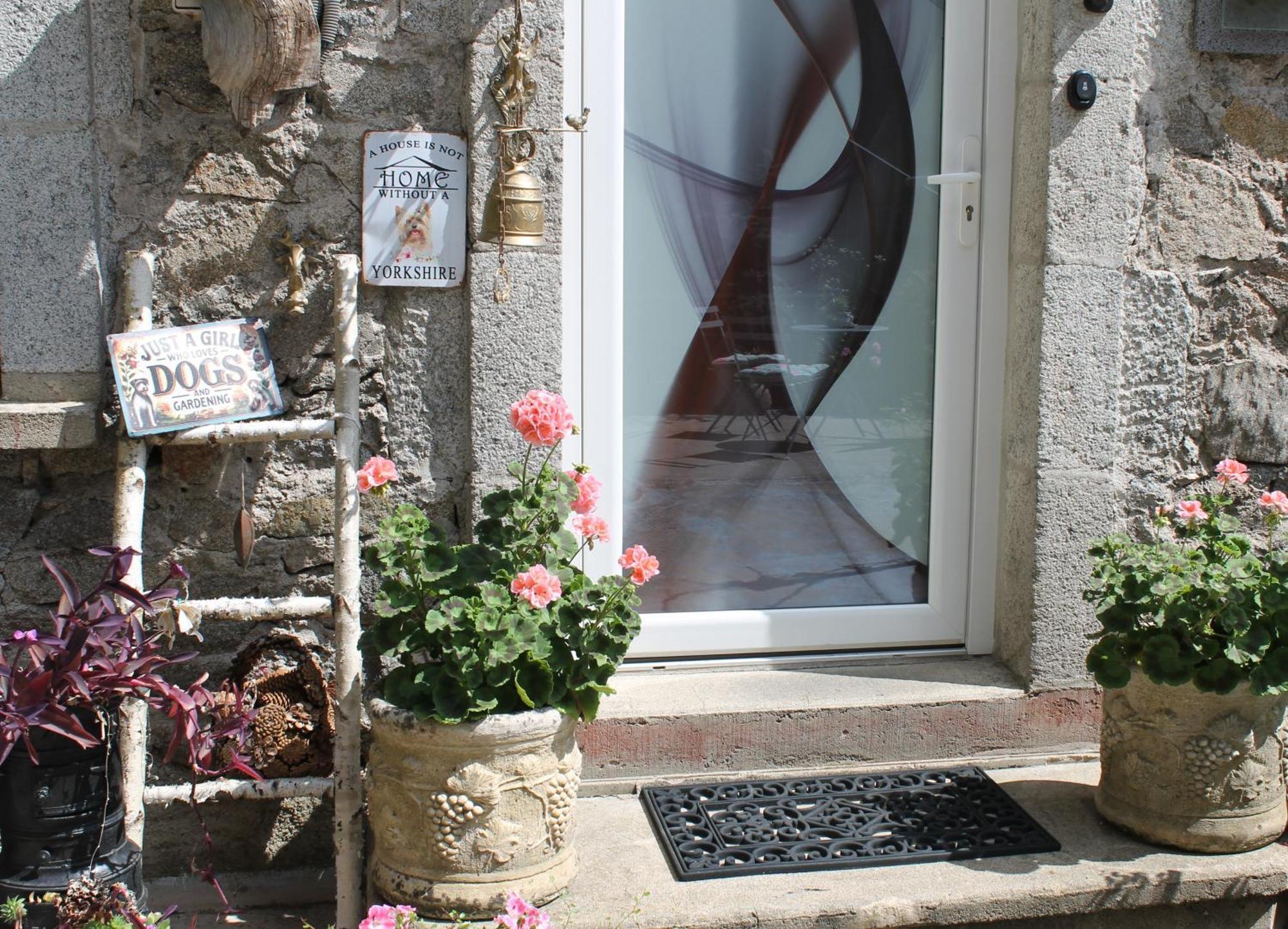 Studio Malou, Cuisine, Salle D'Eau, Terrasse Amenagee Olliergues 외부 사진